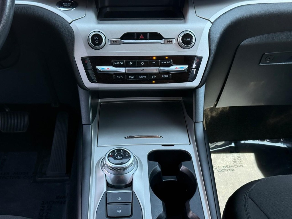 Ford Explorer Vehicle Full-screen Gallery Image 15