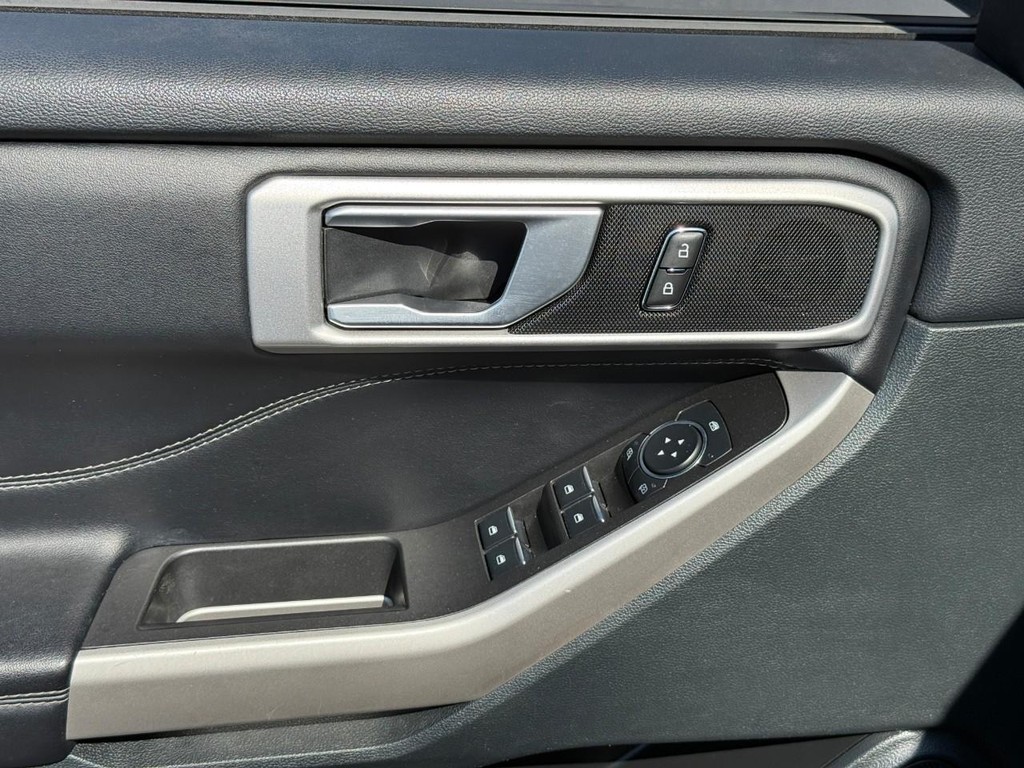 Ford Explorer Vehicle Full-screen Gallery Image 16