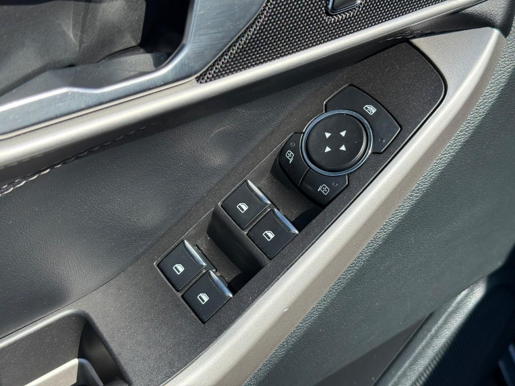 Ford Explorer Vehicle Full-screen Gallery Image 17