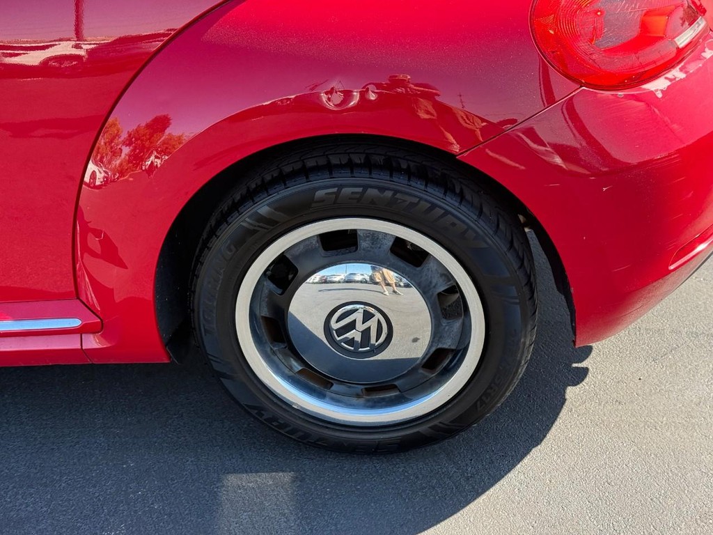 Volkswagen Beetle Vehicle Full-screen Gallery Image 05