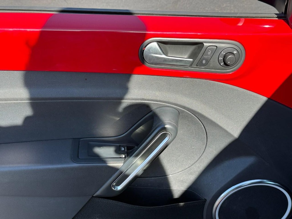 Volkswagen Beetle Vehicle Full-screen Gallery Image 11
