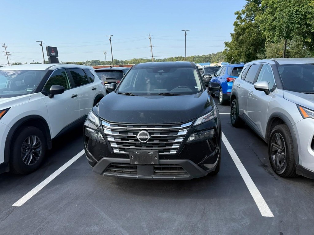 Nissan Rogue Vehicle Full-screen Gallery Image 02