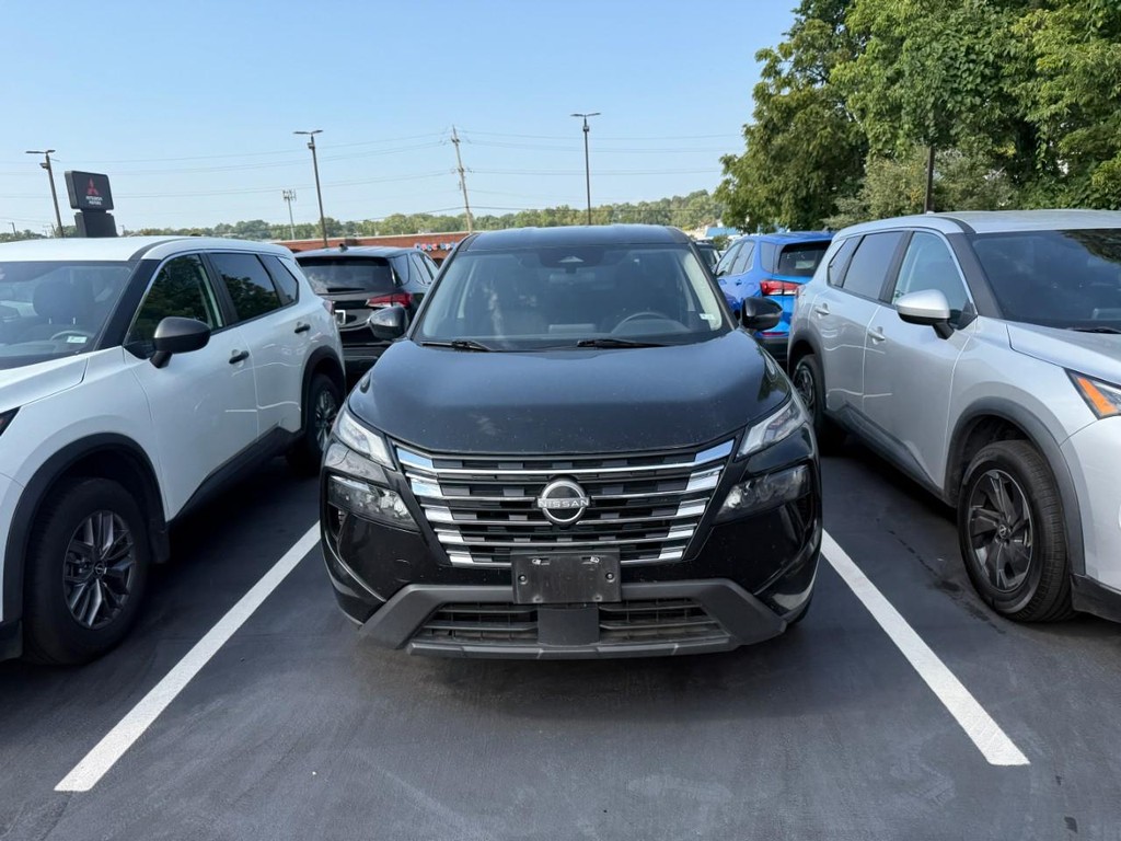 Nissan Rogue Vehicle Full-screen Gallery Image 03