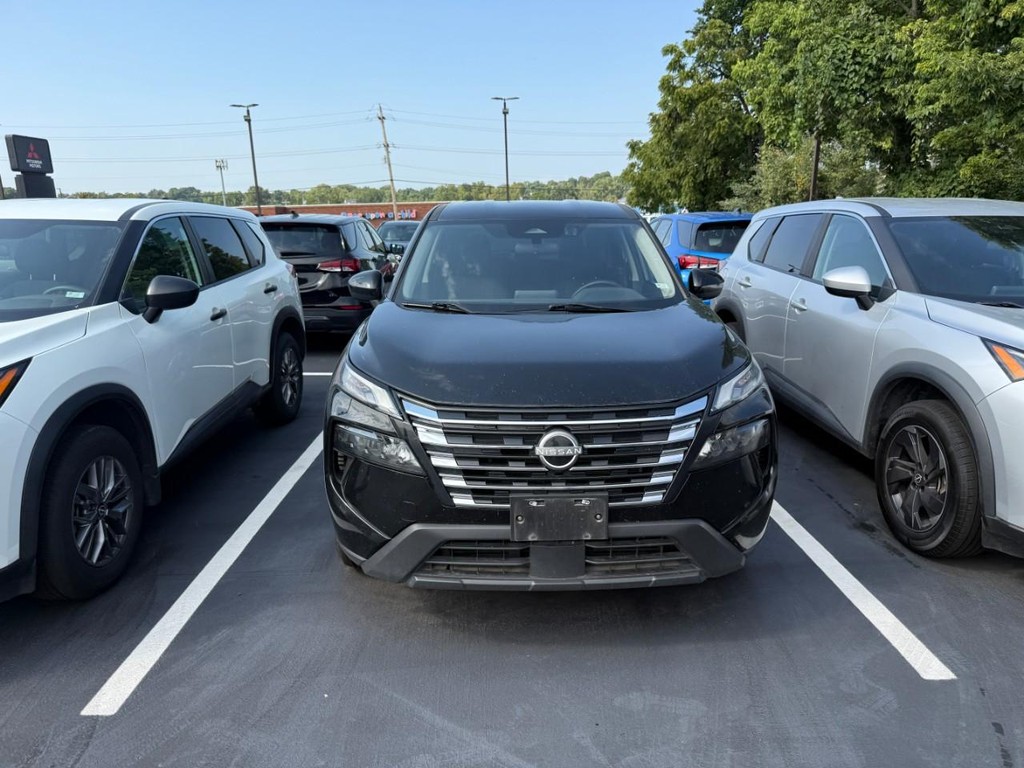 Nissan Rogue Vehicle Full-screen Gallery Image 04