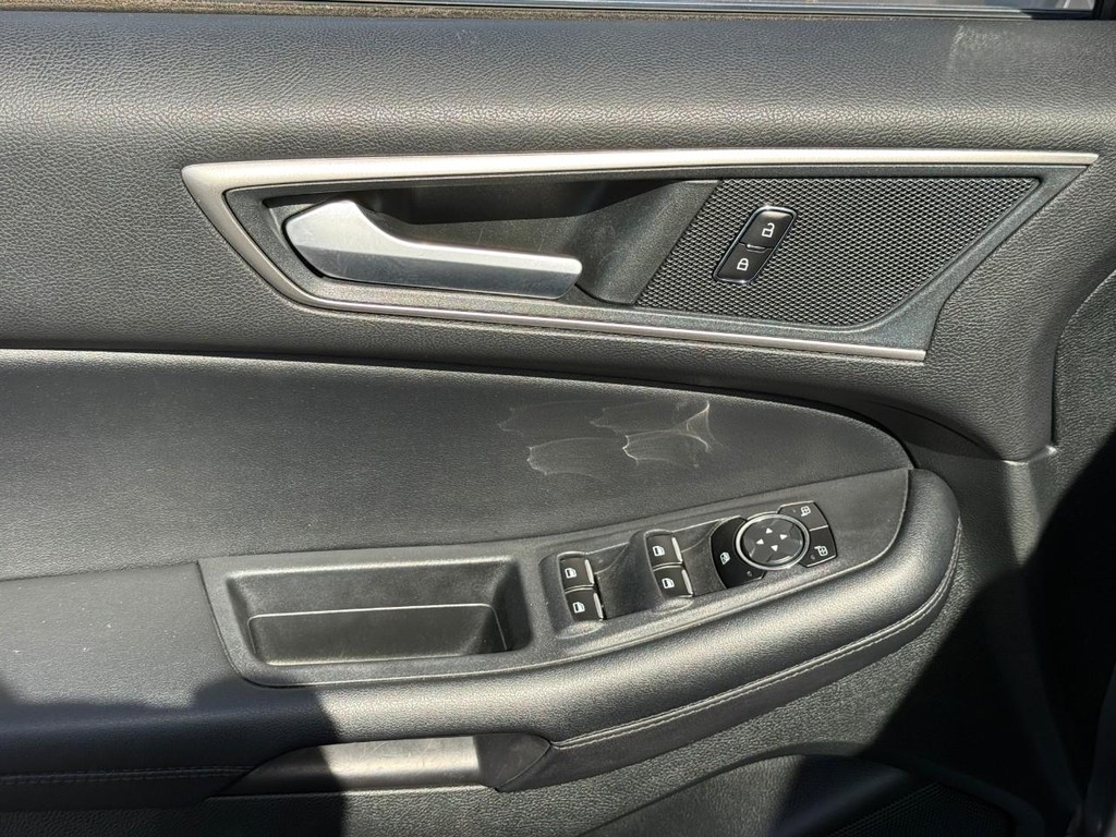 Ford Edge Vehicle Full-screen Gallery Image 16