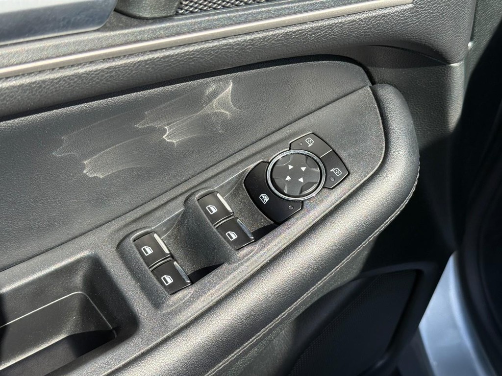 Ford Edge Vehicle Full-screen Gallery Image 17