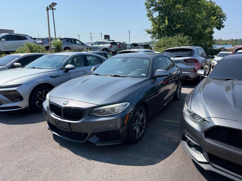 BMW 2 Series Vehicle Full-screen Gallery Image 02