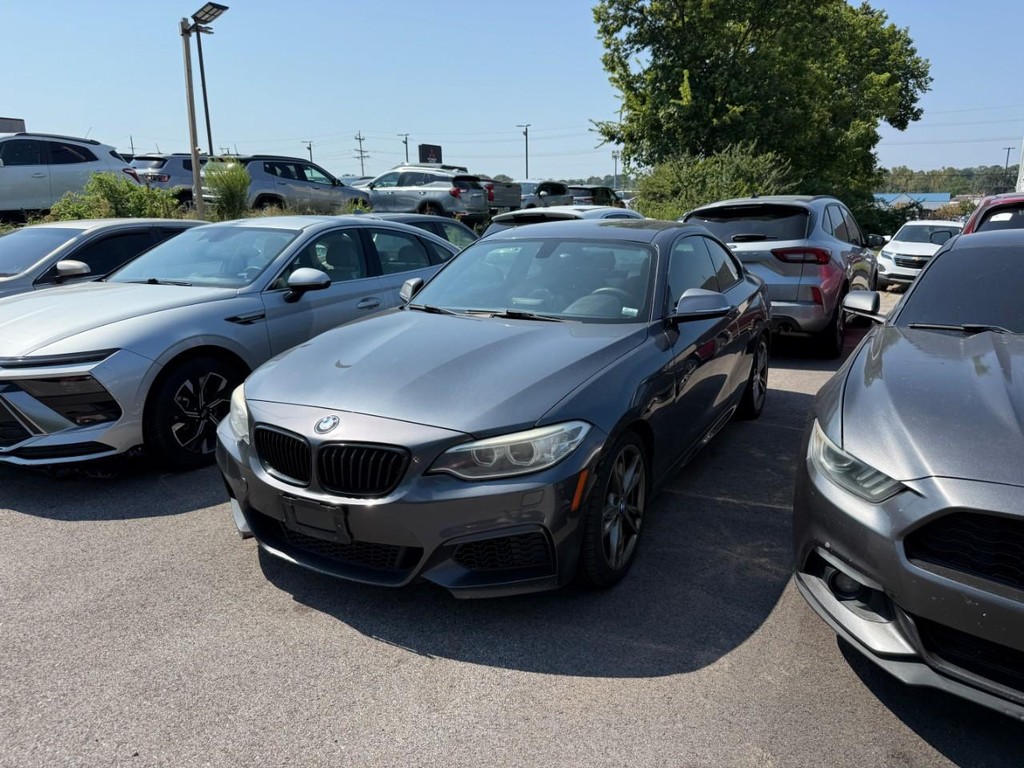 BMW 2 Series Vehicle Full-screen Gallery Image 03