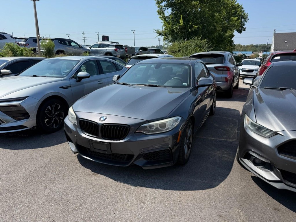 BMW 2 Series Vehicle Full-screen Gallery Image 04