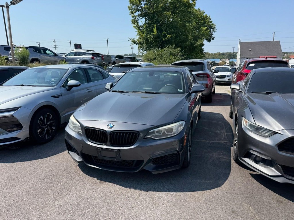 BMW 2 Series Vehicle Full-screen Gallery Image 05