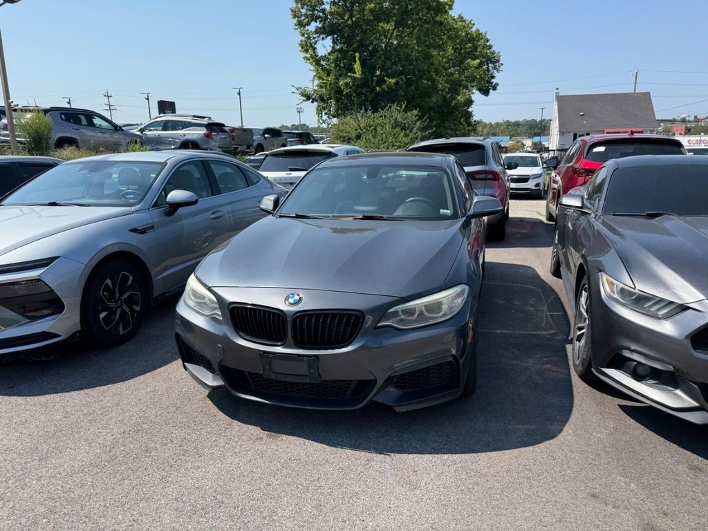 BMW 2 Series Vehicle Full-screen Gallery Image 06