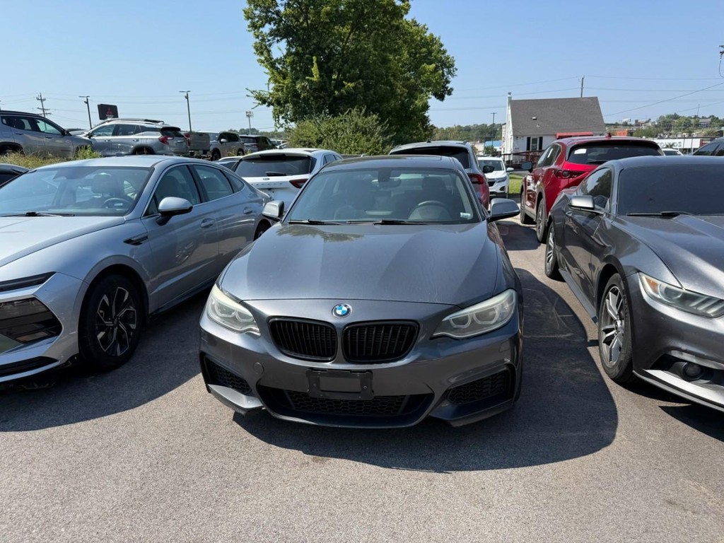 BMW 2 Series Vehicle Full-screen Gallery Image 07