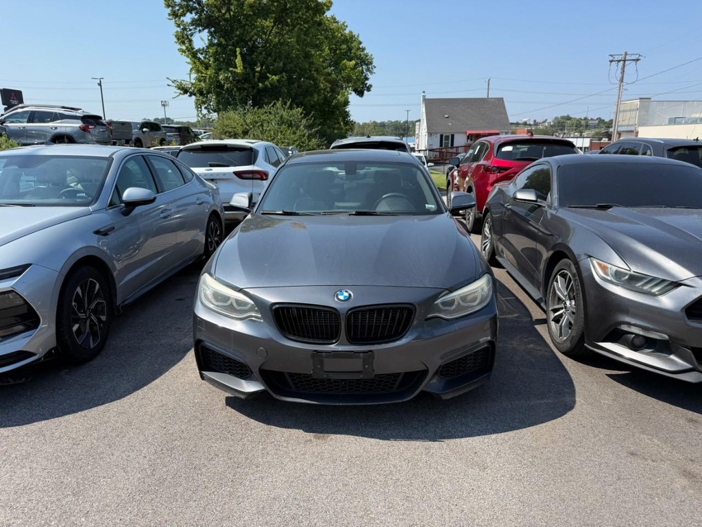 BMW 2 Series Vehicle Full-screen Gallery Image 08