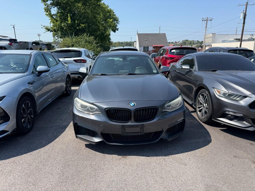 BMW 2 Series Vehicle Full-screen Gallery Image 09