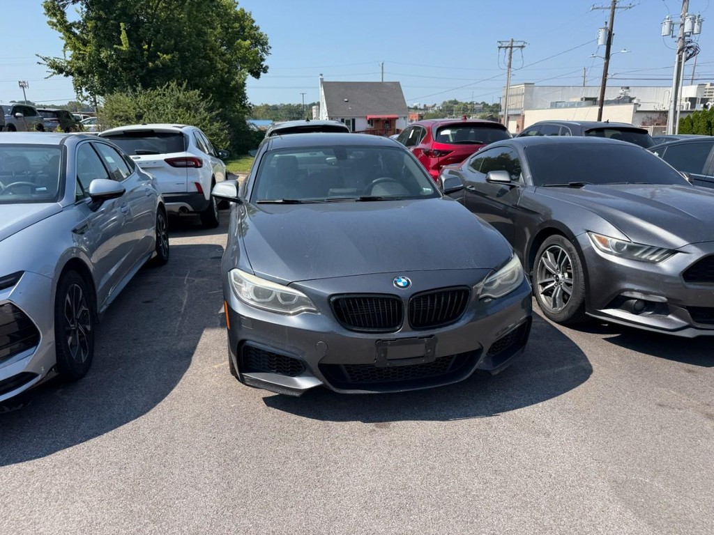 BMW 2 Series Vehicle Full-screen Gallery Image 10