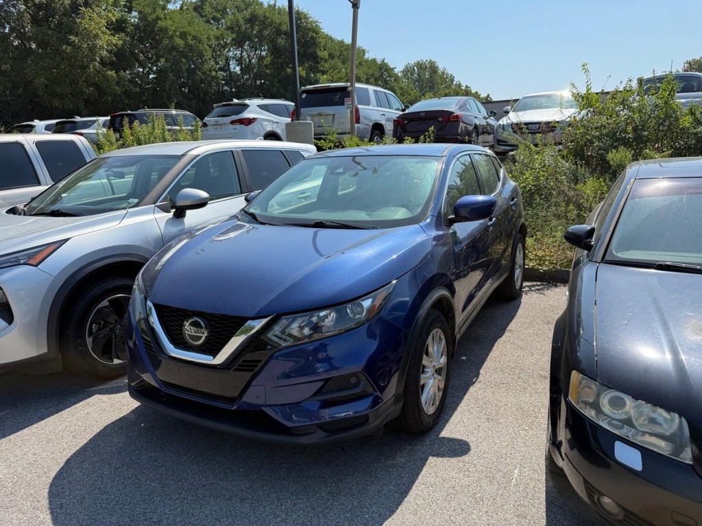 Nissan Rogue Sport Vehicle Full-screen Gallery Image 02