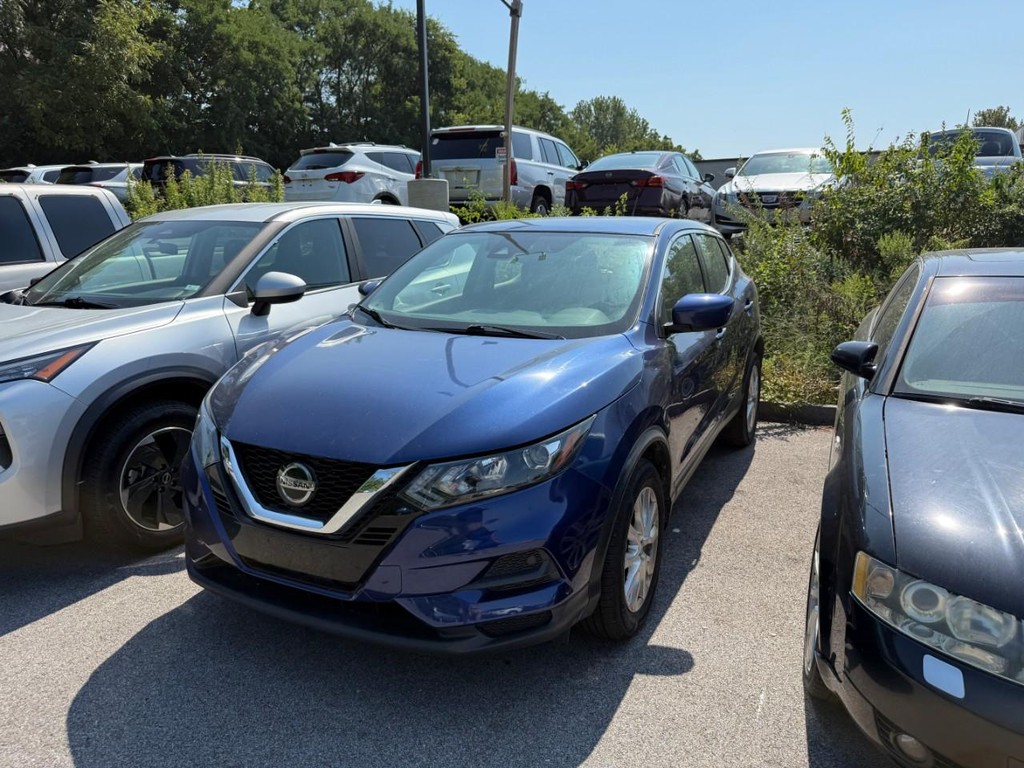 Nissan Rogue Sport Vehicle Full-screen Gallery Image 03