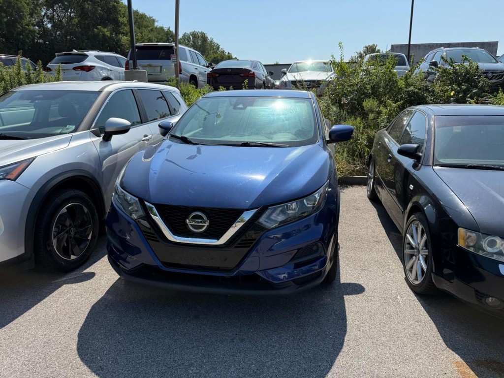 Nissan Rogue Sport Vehicle Full-screen Gallery Image 04