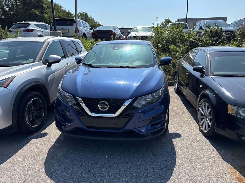 Nissan Rogue Sport Vehicle Full-screen Gallery Image 05