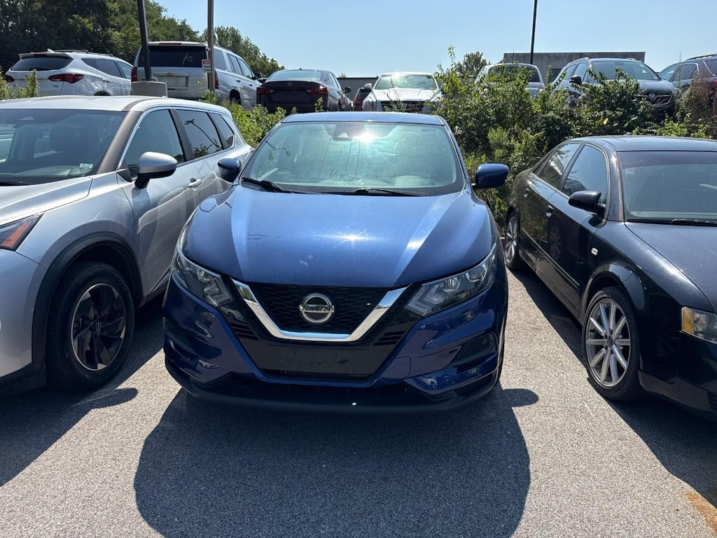 Nissan Rogue Sport Vehicle Full-screen Gallery Image 06
