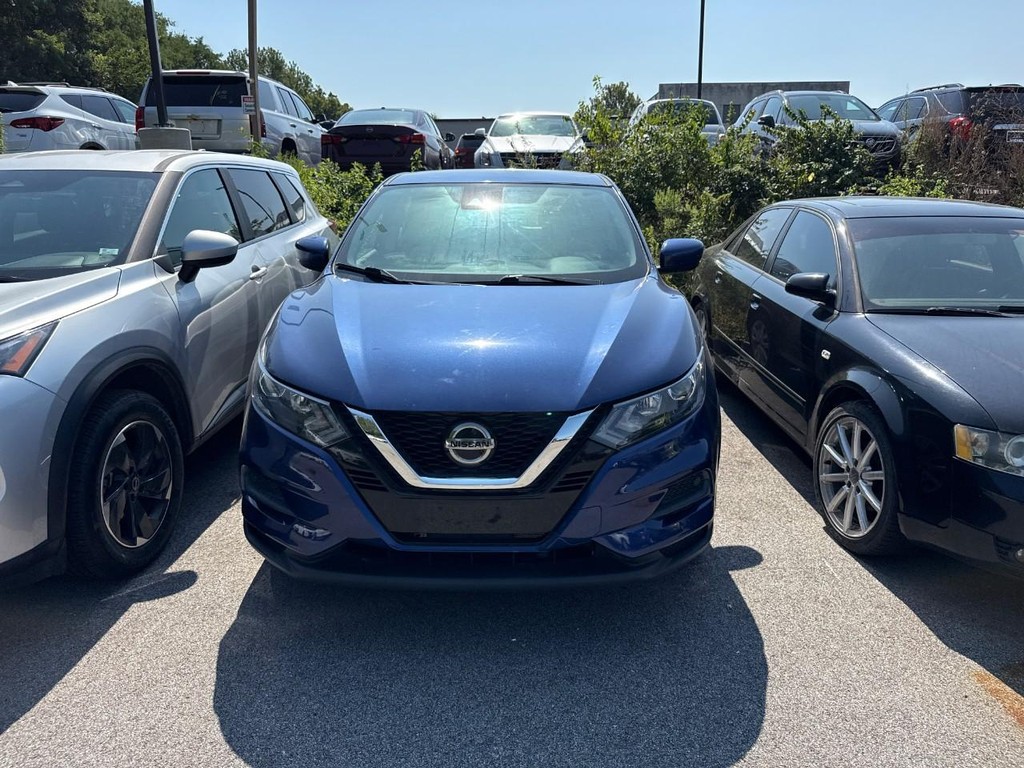 Nissan Rogue Sport Vehicle Full-screen Gallery Image 07