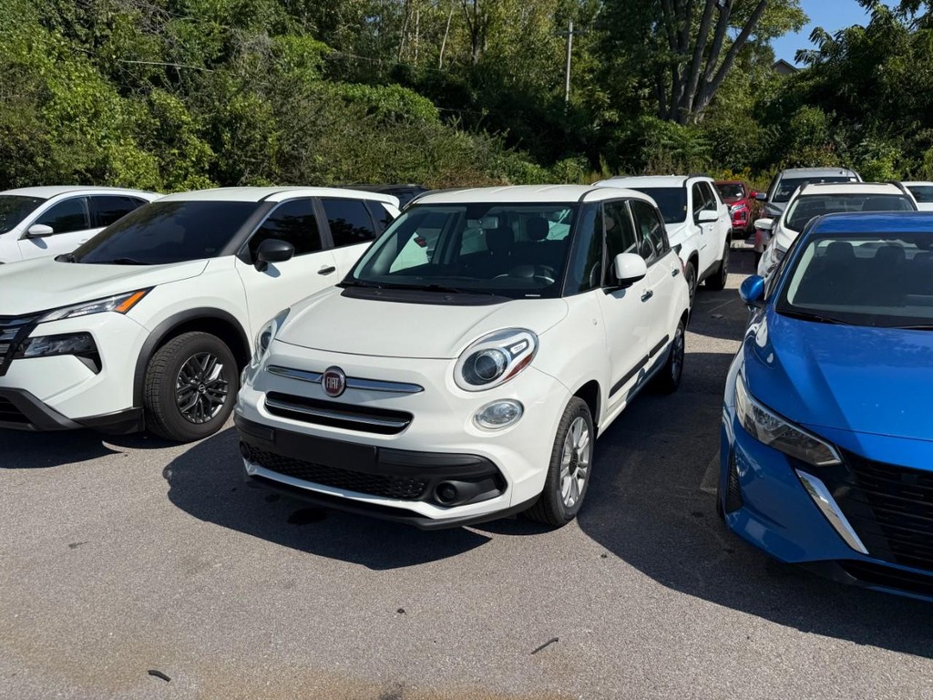 FIAT 500L Vehicle Full-screen Gallery Image 02