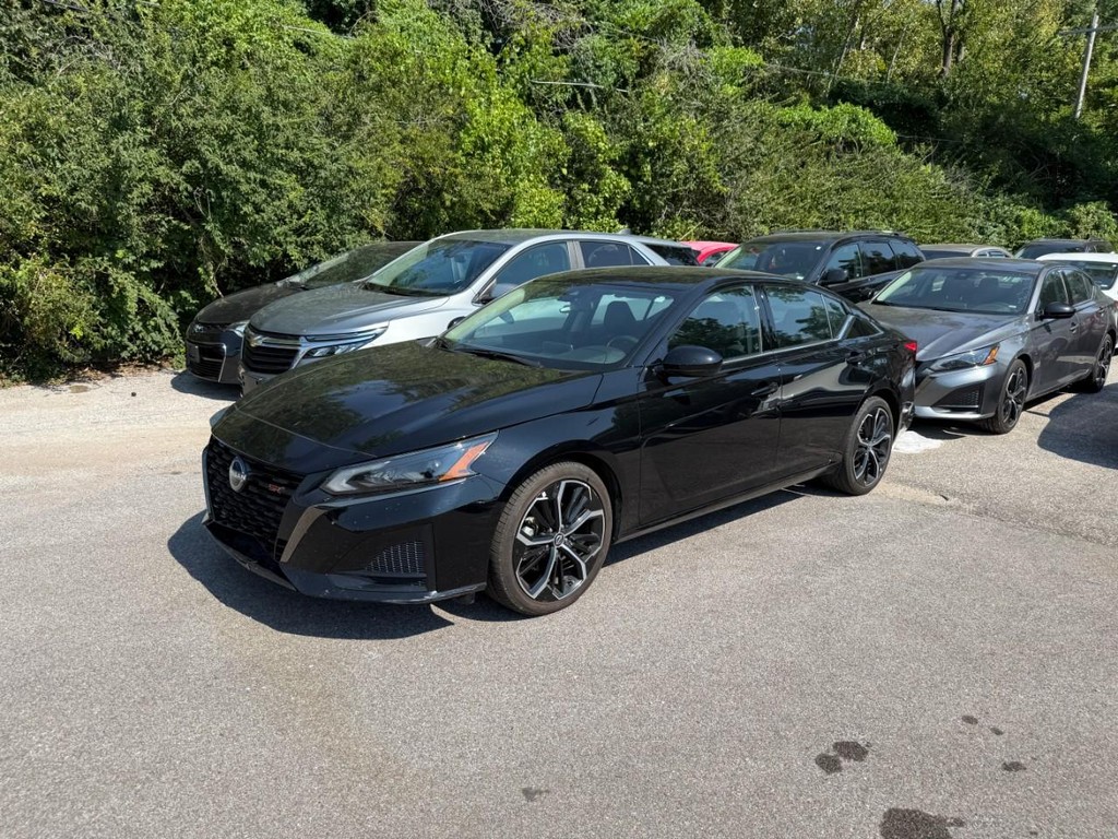 Nissan Altima Vehicle Full-screen Gallery Image 03