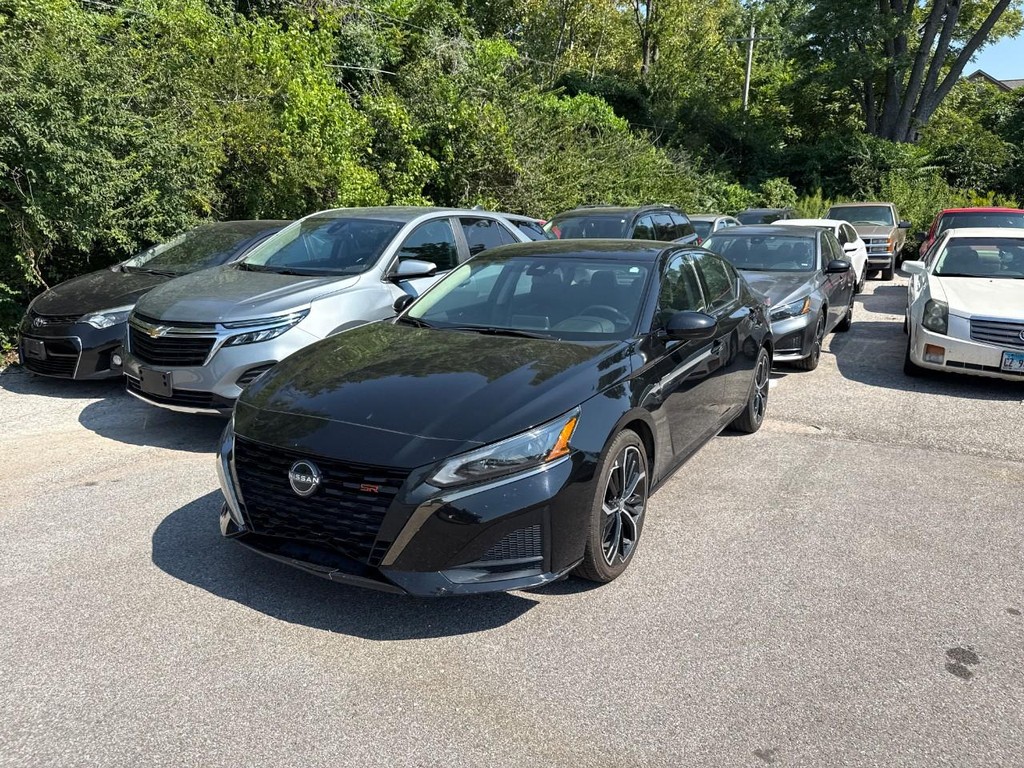 Nissan Altima Vehicle Full-screen Gallery Image 06