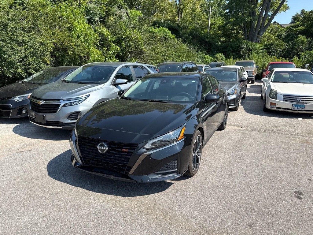 Nissan Altima Vehicle Full-screen Gallery Image 07