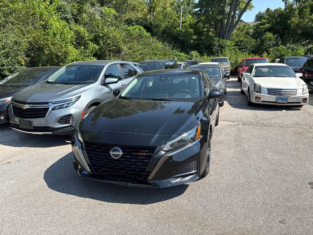 Nissan Altima Vehicle Full-screen Gallery Image 09