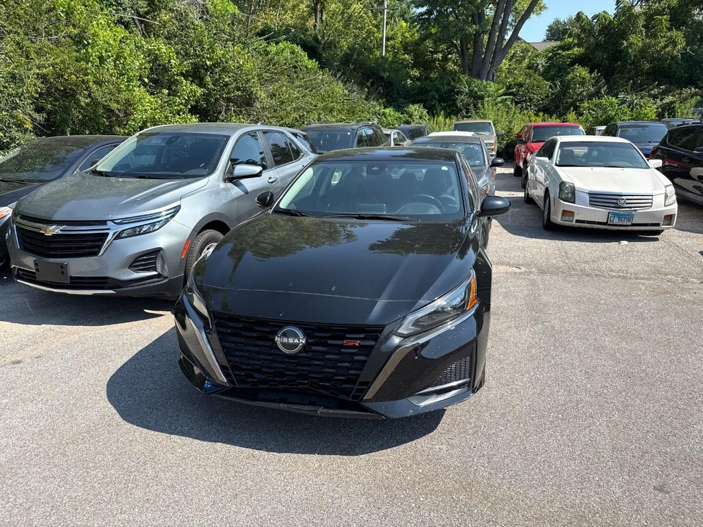 Nissan Altima Vehicle Full-screen Gallery Image 10