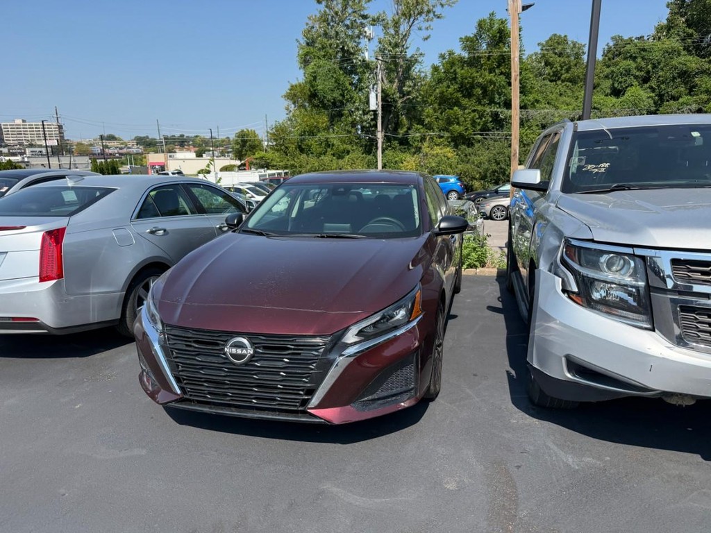 Nissan Altima Vehicle Full-screen Gallery Image 02