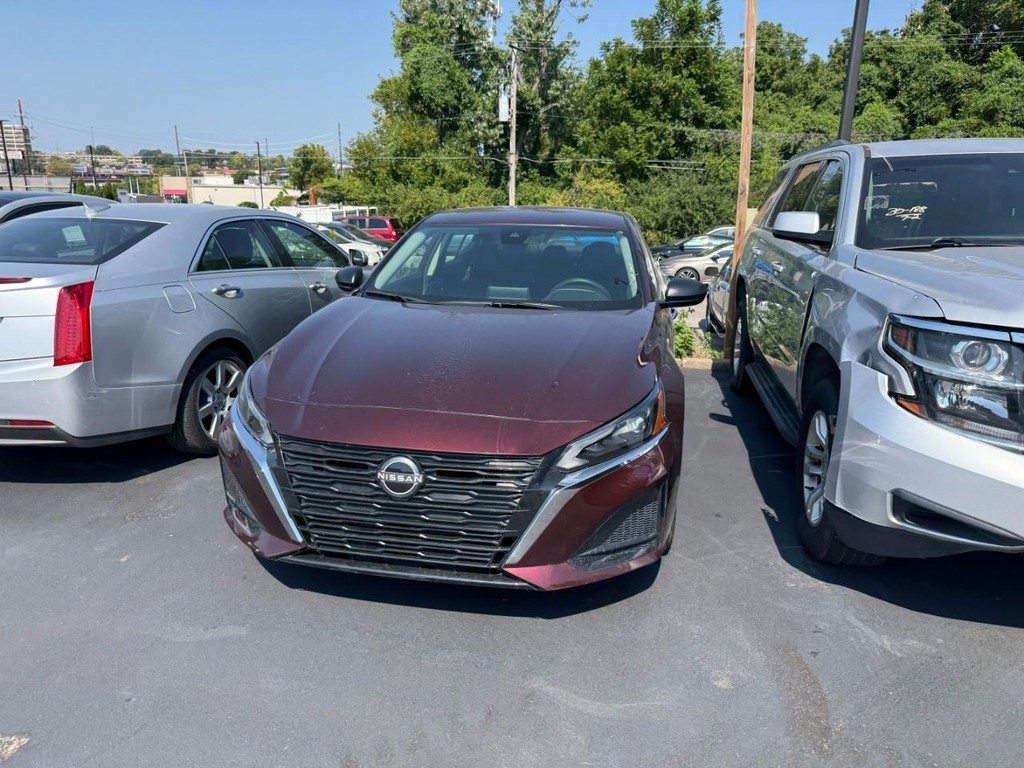 Nissan Altima Vehicle Full-screen Gallery Image 03