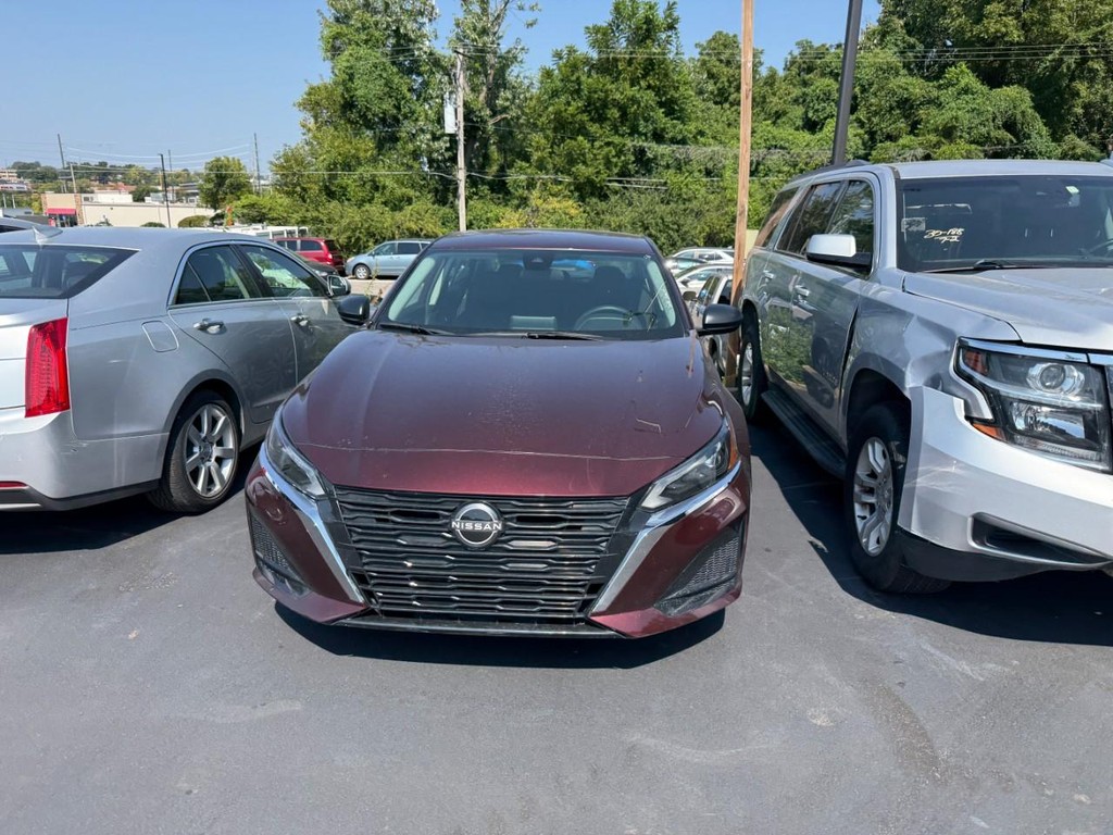 Nissan Altima Vehicle Full-screen Gallery Image 04