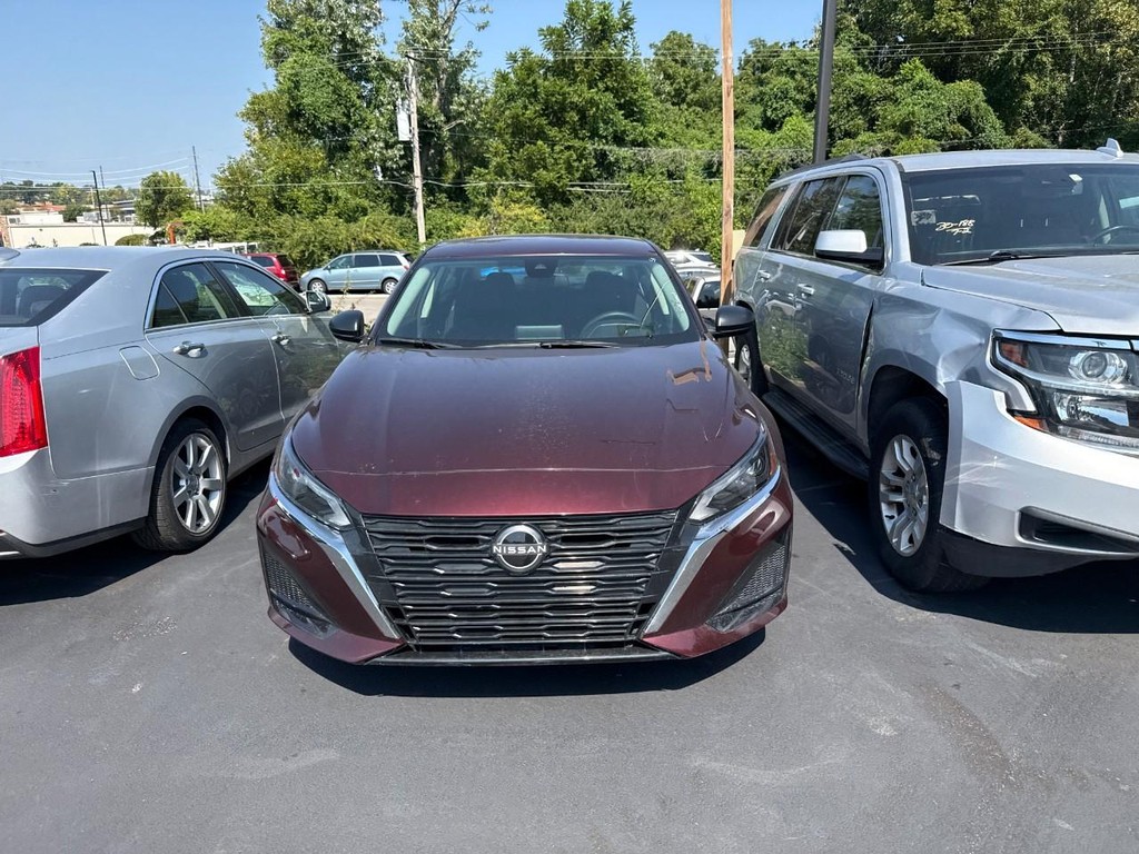 Nissan Altima Vehicle Full-screen Gallery Image 05