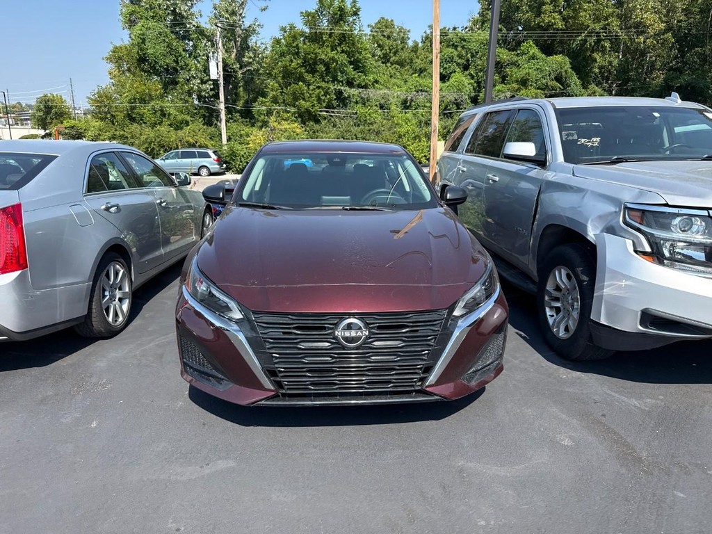 Nissan Altima Vehicle Full-screen Gallery Image 06
