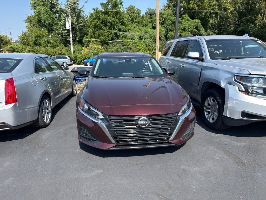 Nissan Altima Vehicle Full-screen Gallery Image 07