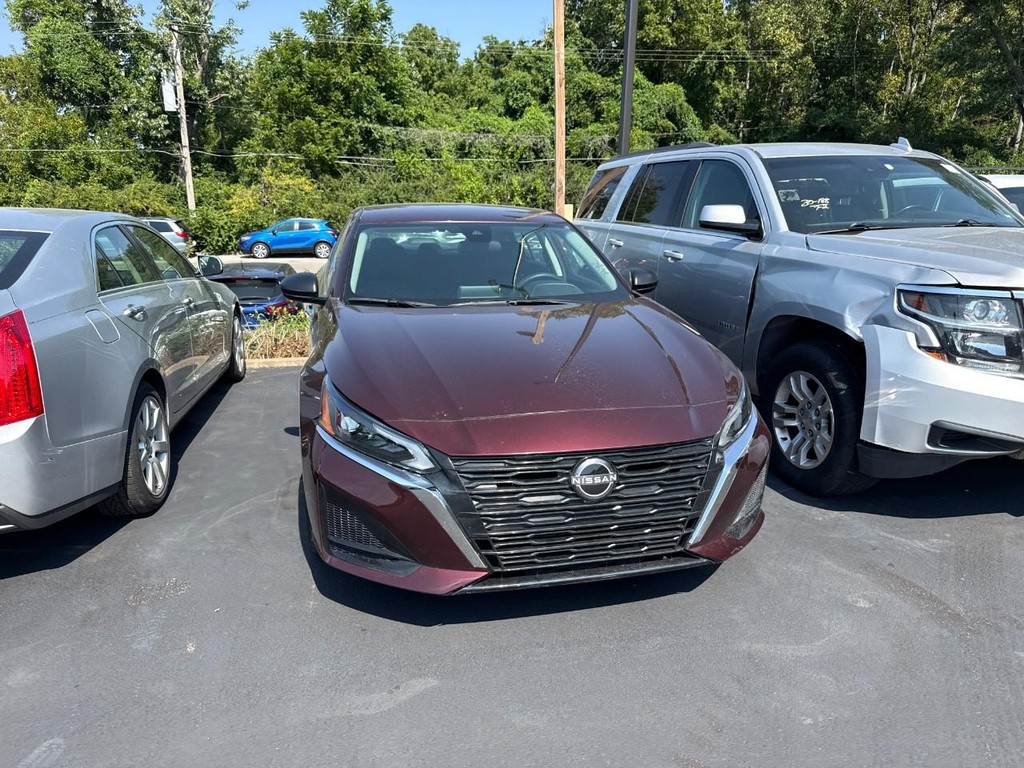 Nissan Altima Vehicle Full-screen Gallery Image 08