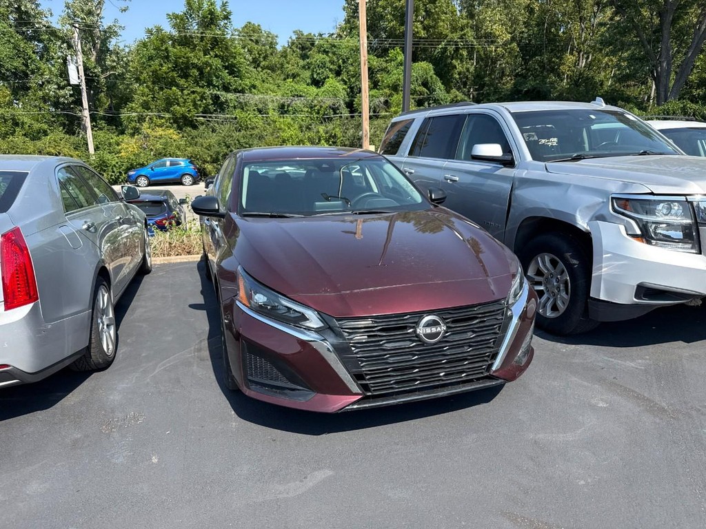 Nissan Altima Vehicle Full-screen Gallery Image 09