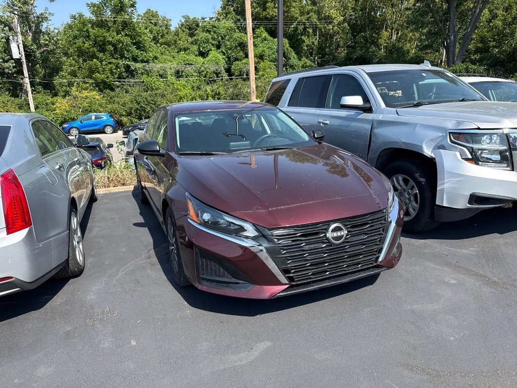 Nissan Altima Vehicle Full-screen Gallery Image 10