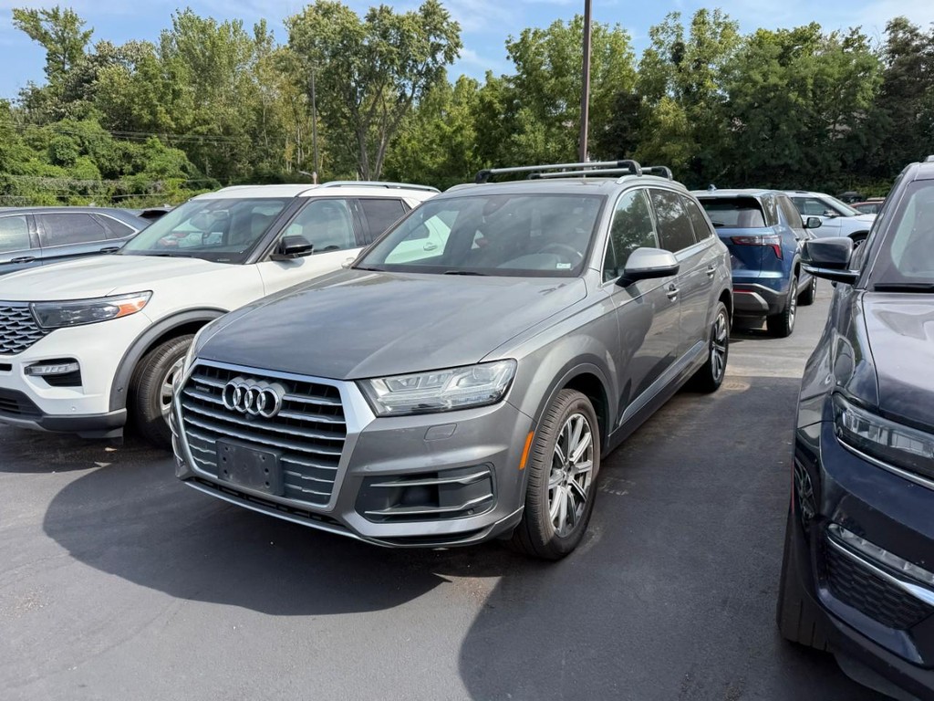 Audi Q7 Vehicle Full-screen Gallery Image 01