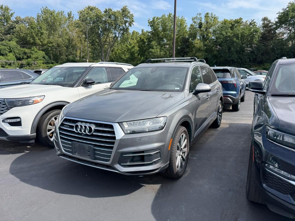 Audi Q7 Vehicle Full-screen Gallery Image 02