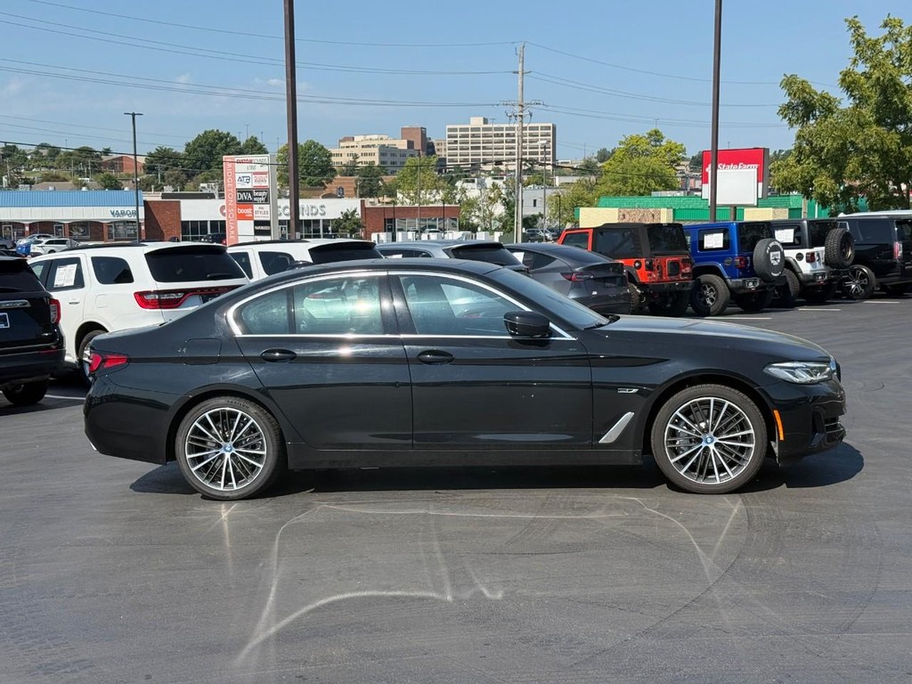 BMW 5 Series Vehicle Full-screen Gallery Image 02