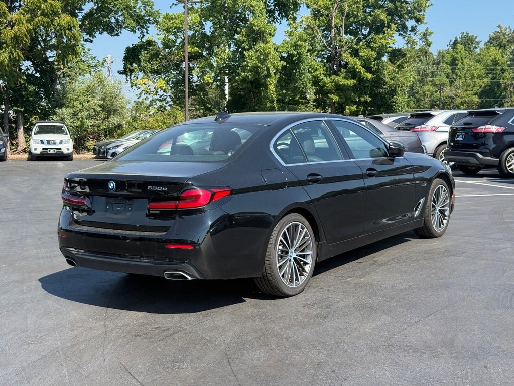 BMW 5 Series Vehicle Full-screen Gallery Image 03