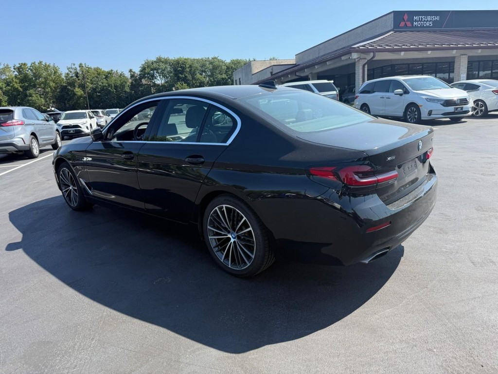 BMW 5 Series Vehicle Full-screen Gallery Image 04