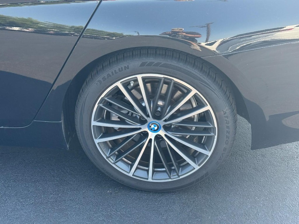 BMW 5 Series Vehicle Full-screen Gallery Image 05