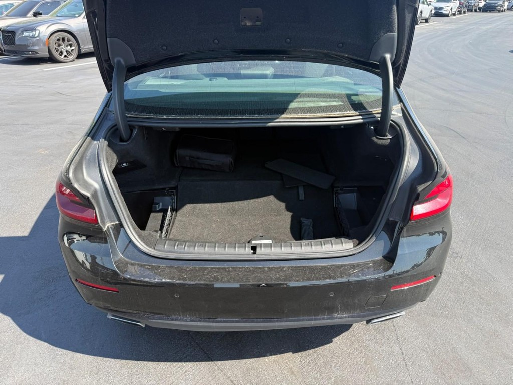 BMW 5 Series Vehicle Full-screen Gallery Image 06
