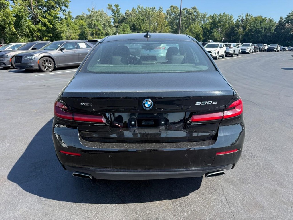 BMW 5 Series Vehicle Full-screen Gallery Image 07