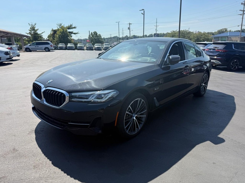 BMW 5 Series Vehicle Full-screen Gallery Image 08