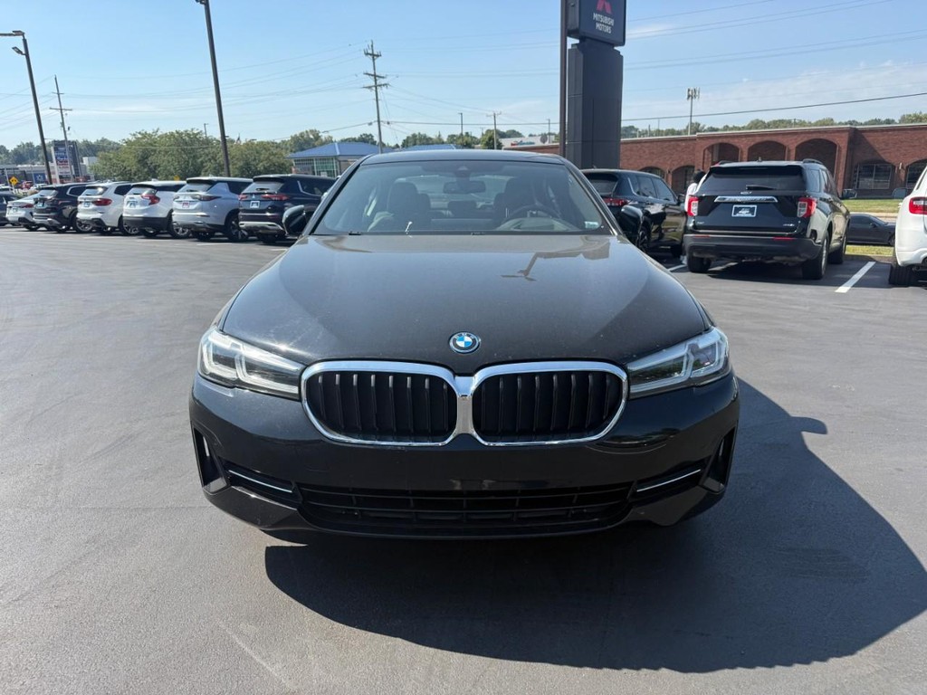 BMW 5 Series Vehicle Full-screen Gallery Image 09